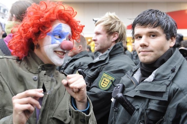 Klauny konfrontovala policie.